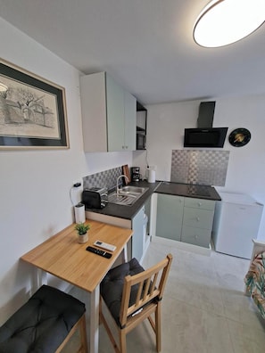 Kühlschrank, Mikrowelle, Wasserkocher mit Kaffee-/Teezubehör, Toaster