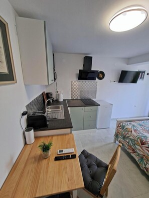 1 chambre, fer et planche à repasser, Wi-Fi gratuit, draps fournis