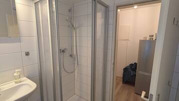 Hiustenkuivaaja, pyyhkeet, vessapaperi