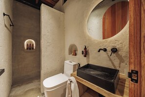 Douche, sèche-cheveux, serviettes fournies, savon