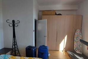 2 chambres, fer et planche à repasser, Wi-Fi, draps fournis