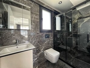 Dusche, Haartrockner, Bidet, Handtücher