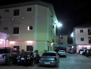Façana frontal de l'allotjament (vespre/nit)
