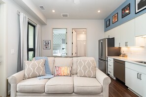 Smart TV, books - Harmony Octave-2 Units-Pool/Gym-4 Mins to Broadway (Nashville)