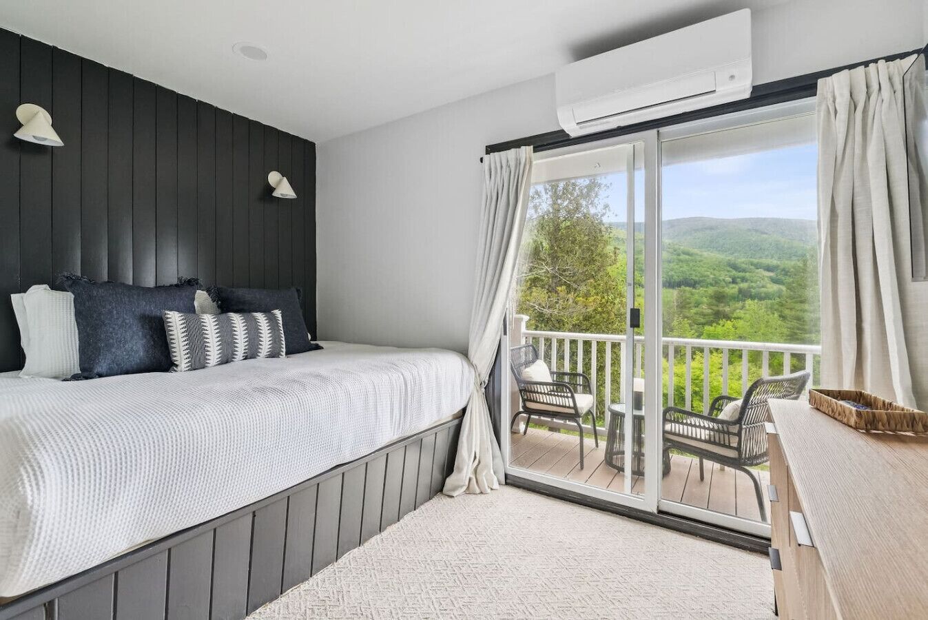 3 makuuhuonetta, työpöytä, silitysrauta/-lauta, vauvan matkasänky