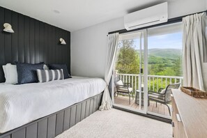 3 slaapkamers, een bureau, een strijkplank/strijkijzer, reisbedje