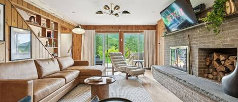 Smart-tv, eldstad, tv-spel och böcker