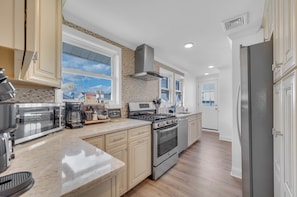 雪櫃、微波爐、焗爐、爐具