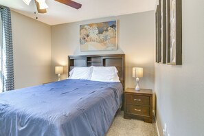 3 bedrooms, iron/ironing board, WiFi, bed sheets - 2 Mi to Branson Strip: Family Condo w/ Balcony! (Branson)