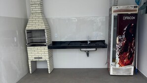 Eine Küche mit Backofen, Spüle und Kühlschrank.