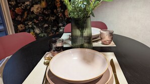 A dining table set with plates, glasses, and cutlery. - Serendipity (Zaragoza)