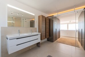 Shower, hair dryer, towels