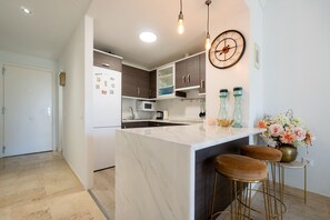 Kühlschrank, Mikrowelle, Ofen, Geschirrspüler