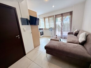 Apartamento | Zona de estar | Televisión de pantalla plana de 24 pulgadas con canales digitales