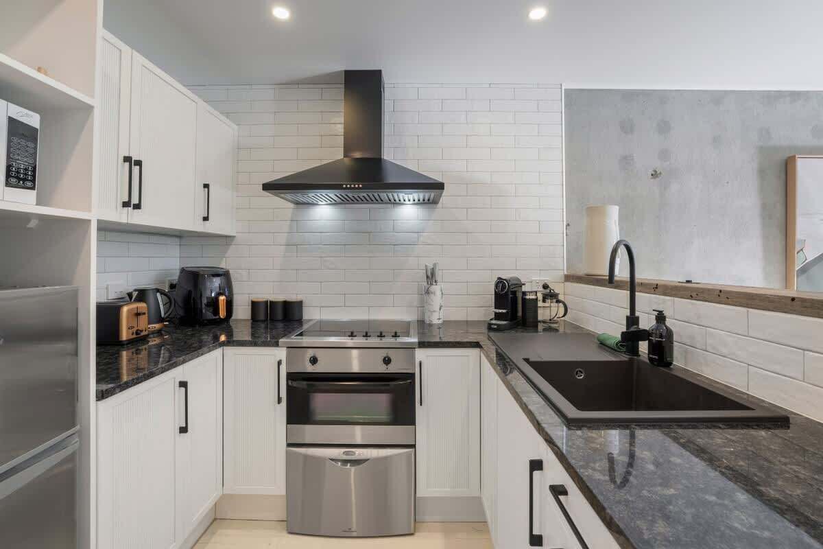 Geladeira, micro-ondas, fogão, cooktop