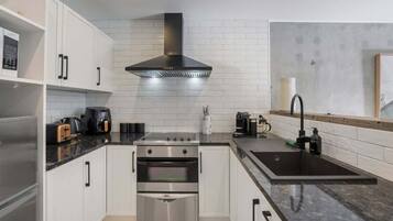 Geladeira, micro-ondas, fogão, cooktop