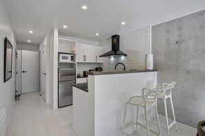 Geladeira, micro-ondas, fogão, cooktop