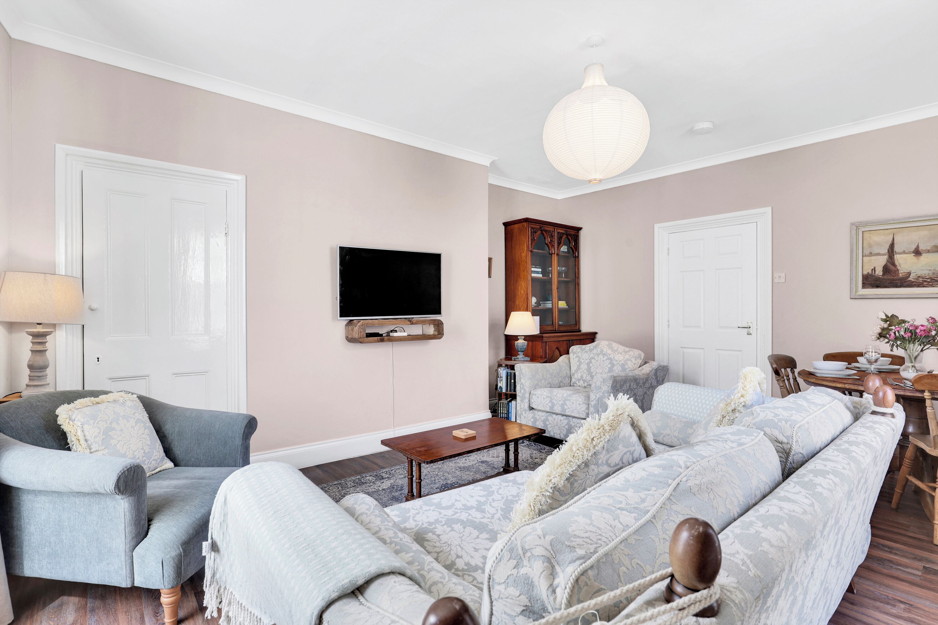 House, Lanai | Living room | 30-inch TV with digital channels