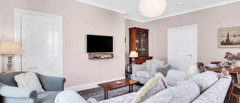 House, Lanai | Living room | 30-inch TV with digital channels