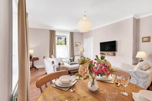 House, Lanai | In-room dining