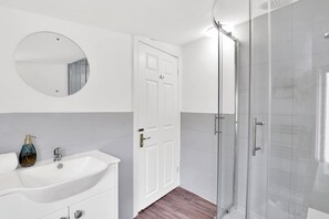 House, Lanai | Bathroom - Learchild House - North East Escapes  (Alnwick)
