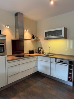 Mikrobølgeovn, ovn, kokeplater og oppvaskmaskin