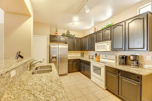 Family Home w/ Community Perks - 8 Mi to Chandler!