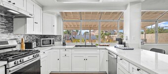 Stylish Home w Full Kitchen Garage Backyard