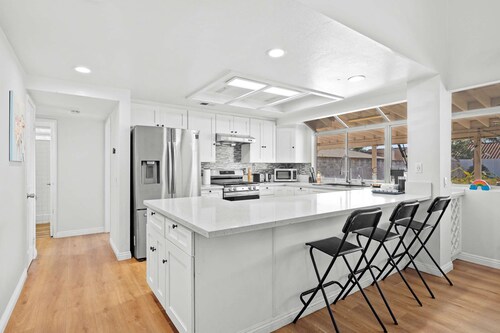 Stylish Home w Full Kitchen Garage Backyard