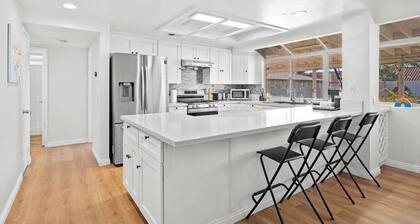Stylish Home w Full Kitchen Garage Backyard