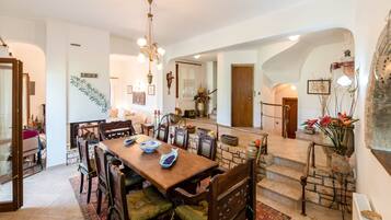 House | 5 bedrooms, Internet