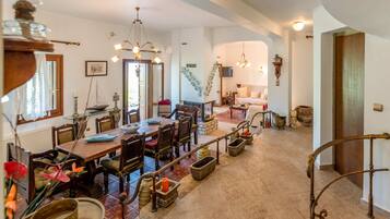 Villa | 5 bedrooms, Internet