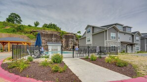 Un quartier résidentiel doté d’une piscine, d’un patio couvert et d’un mur de soutènement en pierre.