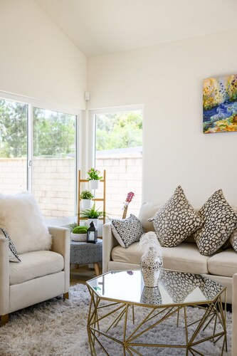 Luxe Spacious Home Near Parks Fully Equipped