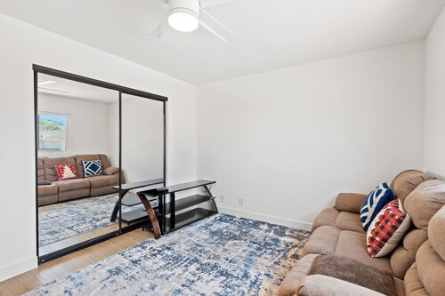 Luxe Spacious Home Near Parks Fully Equipped