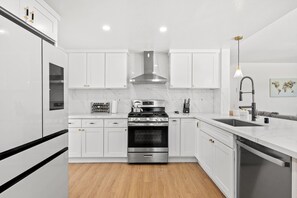 House | 4 bedrooms, Internet - Luxe Spacious Home Near Parks Fully Equipped (Riverside)