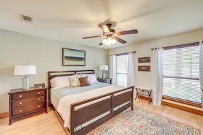 House (4 Bedrooms) | Interior - Waterfront Gem on Lake Martin w/ Kayaks & Dock! (Eclectic)