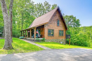 House (3 Bedrooms) | Interior - Blue Ridge Mtns Retreat w/ Views, 1 Mi to Parkway! (Hillsville)