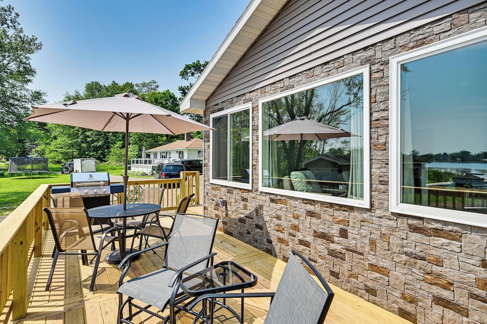 Deck, Dock & Hot Tub: Lakeside Retreat in Michigan - Van Buren County, MI