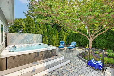 Near Solomons Island Boardwalk: Home w/ Hot Tub!