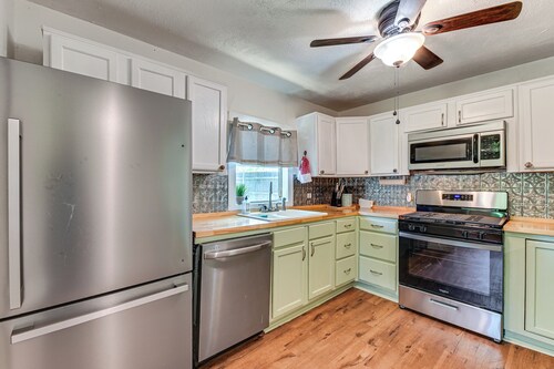 Pet-friendly Home w/ 1-acre Yard in Aubrey