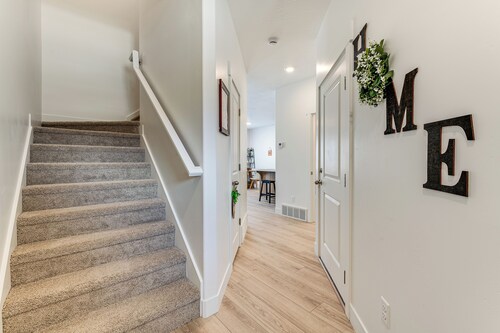 5 Mi to Trails: Townhome in Eagle Mountain