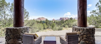 Hot Tub & Red Rock Views: Secluded Sedona Escape!