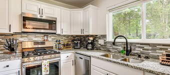 10 Mi to Uptown Charlotte: Family Home w/ Backyard