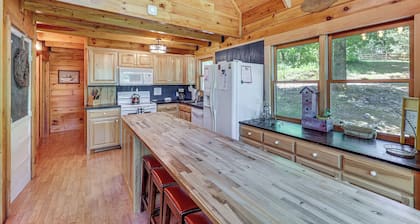 5 Mi to Hot Springs Nat'l Park: Cabin w/ Yard