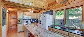 5 Mi to Hot Springs Nat'l Park: Cabin w/ Yard