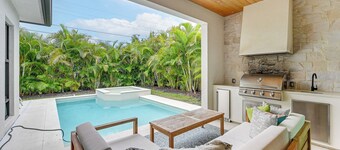 Luxe Outdoor Living: Naples Getaway 2 Mi to Beach!