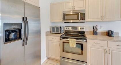 6 Mi to Coast: Cape Coral Family Home