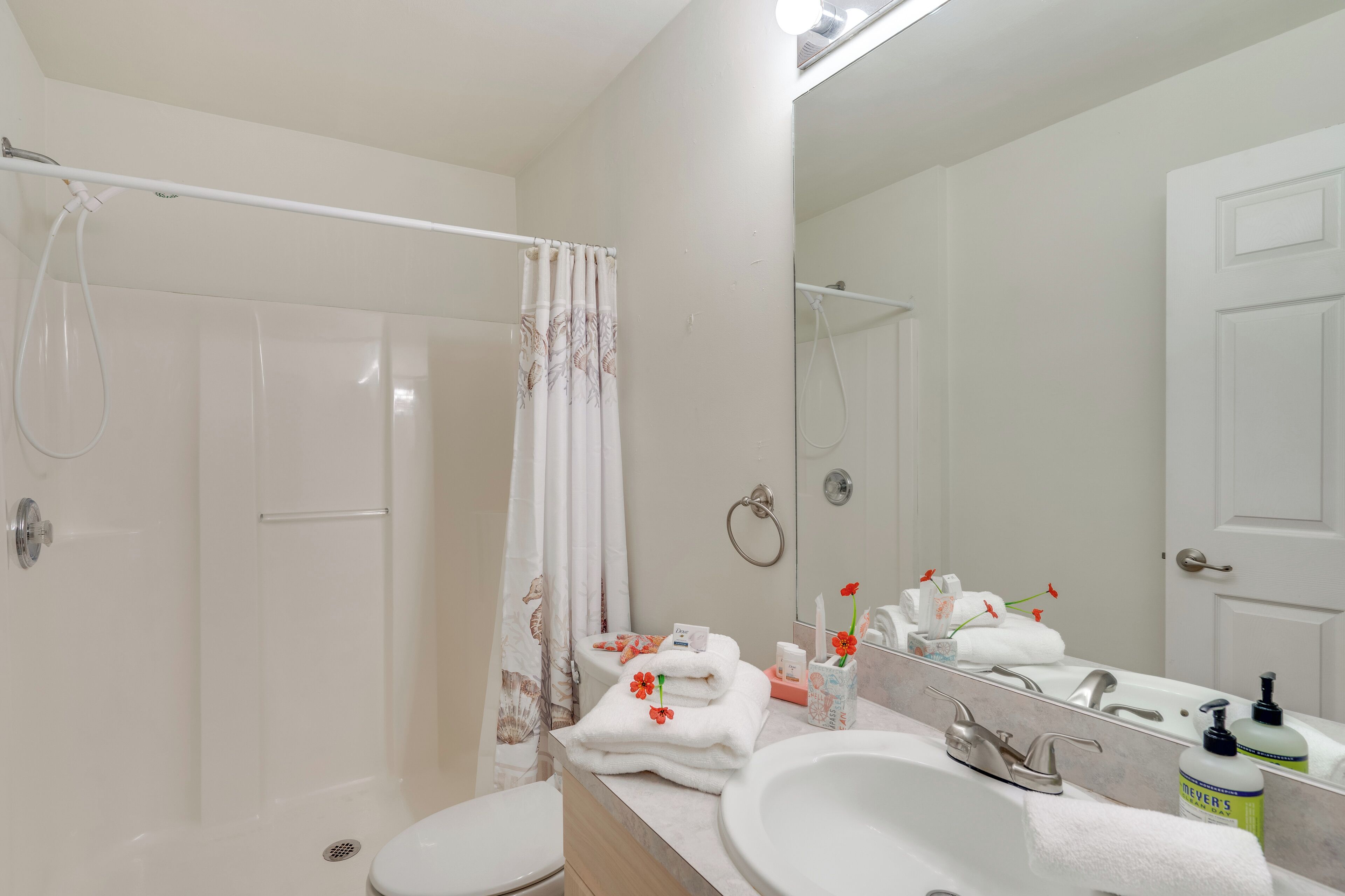 Une salle de bain moderne équipée d’une douche, de toilettes et d’un lavabo.