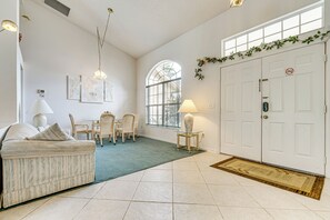 House (5 Bedrooms) | Interior